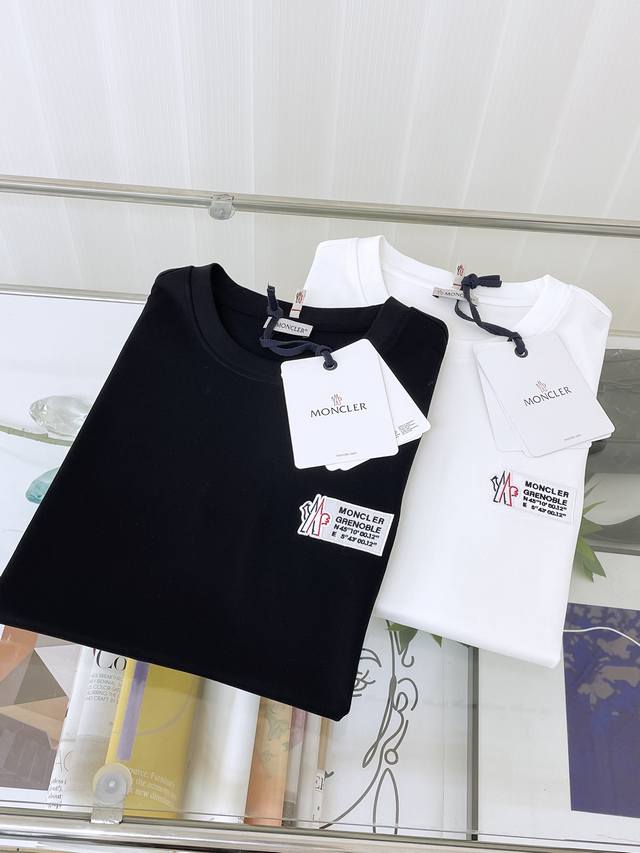 p250 -Moncler 独家首发 25早春新款短袖 男士日常出门闭眼搭 高级定制面料短袖 魅力在于创造了简约奢华感的时尚,随意搭配感受英式风格独特气质. 宽