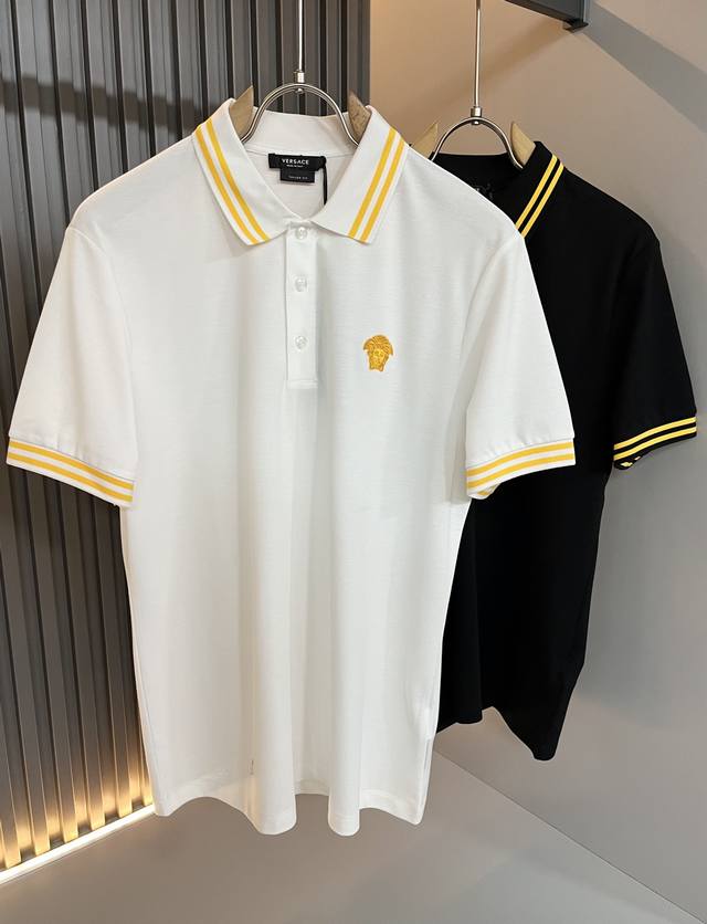 p270 Ver**Ce范*哲 2025早春新款新品！贸易渠道订单，美杜莎女王刺绣Logo翻领Polo衫意大利制作，奢华品质成就时装地位！ 精选客供珠地棉面料，