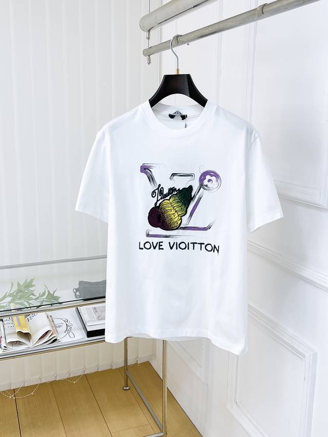 p210Lv 25Ss夏季最新男女同款 贸易订单短袖T恤，全品相！！网红款！采用Logo图案刺绣设计！上身舒适透气，不僵硬，整体有着丰富的立体感，品质出口订单，