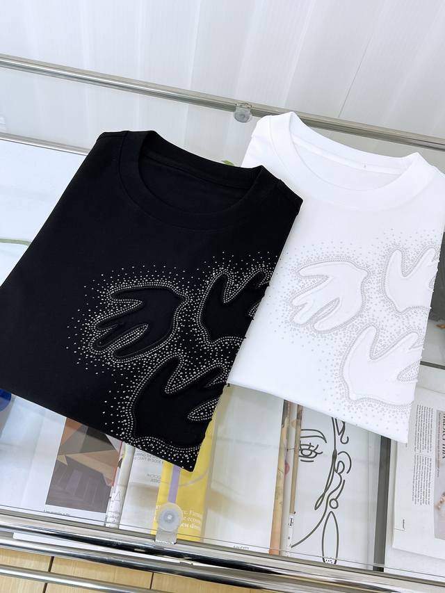p210Mcq 25Ss夏季最新男女同款 贸易订单短袖T恤，全品相！！网红款！采用Logo图案刺绣设计！上身舒适透气，不僵硬，整体有着丰富的立体感，品质出口订单