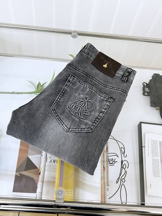 p270Prada 25Ss夏季新品水洗休闲牛仔裤，专柜同步有售，原单狠货，进口原版水洗弹力面料，舒适有弹性，独特设计风格，顶级浮雕工艺字母图案Logo，原版五