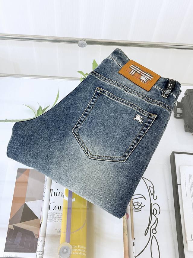 p270Burberry 25Ss夏季新品水洗休闲牛仔裤，专柜同步有售，原单狠货，进口原版水洗弹力面料，舒适有弹性，独特设计风格，顶级浮雕工艺字母图案Logo，