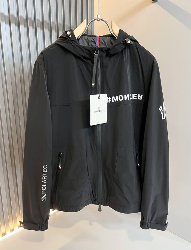p440 Monc*Ler蒙*口2025早春经典夹克外套，都市时尚休闲款！面料超软面料帅酷爆款夹克外套。时尚都市百搭款款，上身透气而且时尚靓丽，特供面料都是英国