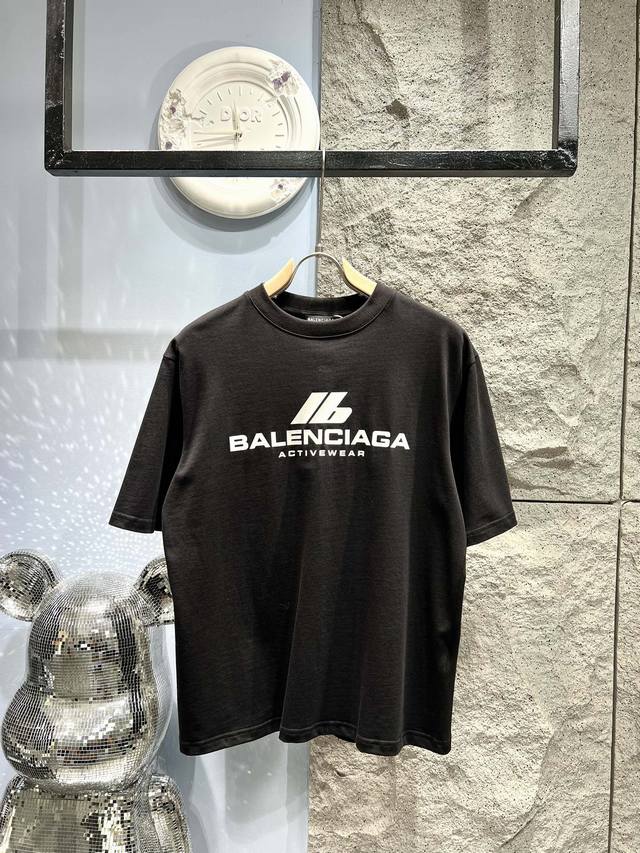 p210Balenciaga*巴黎世家 满天星变色字母 T恤 *宽松版型 客供订织23支双纱270克纯棉面料 此面料要明显好于普通纱的面料 由于纱线的均匀度高