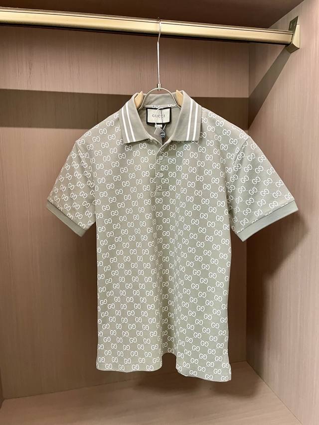 p230 gucci经典Polo衫，演绎时尚新风尚 这件Gucci短袖Polo衫，是时尚与经典的完美融合。浅绿底色搭配标志性白色双G图案，满印设计彰显品牌独特魅
