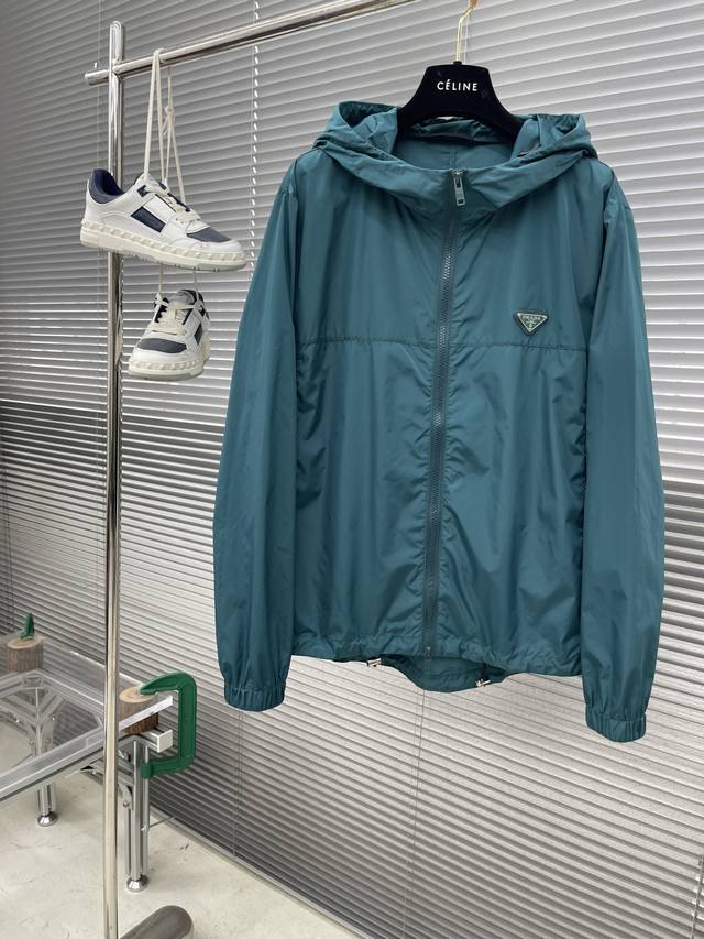 p380上衣 套装可以拆单 Prad……25春夏新品，男女同款休闲套装 连帽长袖外套短裤套装搭配。 经典配色三角标，代表品牌形象 简洁舒适的款式，欧洲专柜进口可
