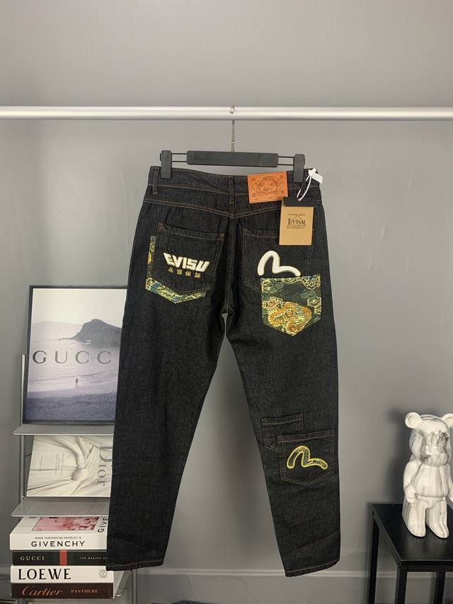 供140 evisu 2023春夏新款 男士贴布刺绣海鸥多口袋直筒窄脚牛仔裤 visu的修身牛仔裤有一种独特的自然魅力，后袋分别绣上家花刺绣和经典商标装饰。搭配
