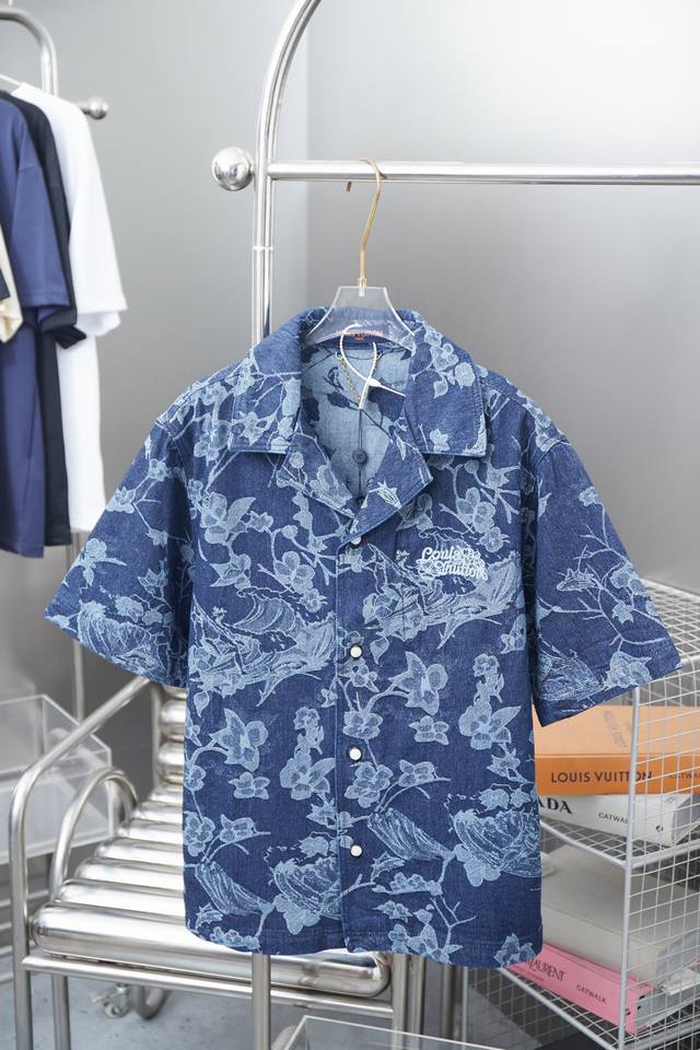 170 路易 Lv 2025Ss新款牛仔短袖 提花刺绣牛仔短袖衬衫 轻奢主义 男女日常通勤穿搭必备单品 正确版本 欢迎对比 详细特征 · 采用98%棉2%弹力水