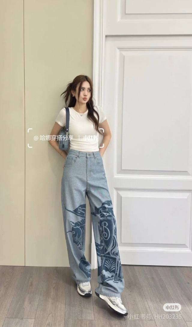 模特图！供300【顶级版本 原版开模】 burberry 巴宝莉Bbr战马印花贴饰复古水洗牛仔裤 定织定染丹宁环保无弹牛仔布料，厚度刚刚好，质感硬挺，重工石墨洗