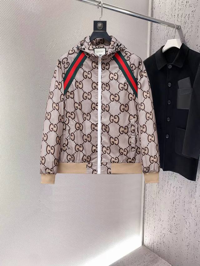 开春爆款！ P340 古奇 2025春季新款夹克外套，秀场新品品相非常完美，双面穿舒适保暖，三标齐全色泽饱满诱人，非常出彩的设计，轻松将时髦感进阶，做工极为考究