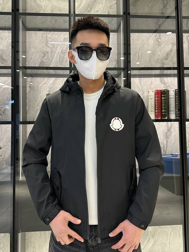 开春爆款，P370 蒙口 2025春季新款夹克外套，秀场新品品相非常完美，双面穿舒适保暖，三标齐全色泽饱满诱人，非常出彩的设计，轻松将时髦感进阶，做工极为考究严