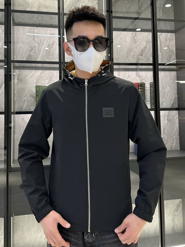 开春爆款，P370 百宝莉 双面穿，2025春季新款夹克外套，秀场新品品相非常完美，双面穿舒适保暖，三标齐全色泽饱满诱人，非常出彩的设计，轻松将时髦感进阶，做工
