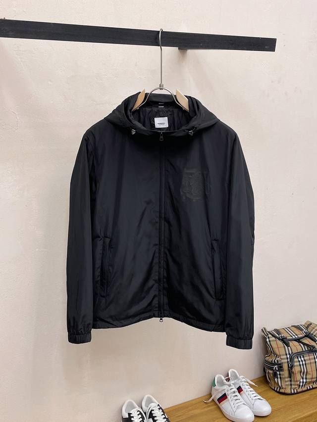 p340 Burber*Y巴*莉2025春夏新品翻领夹克外套重磅来袭，最近比较火热的环保聚酯纤维记忆面料制作而成，高端户外运动休闲系列，非常火热运动风潮！Bur