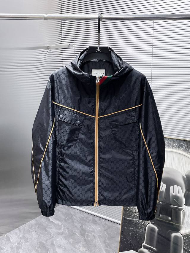 p370 古奇 Gucci 2025春季新款 连帽 夹克 外套，高端版本！专柜定制面料 透气舒适度高，细节无可挑剔，品牌元素设计理念，体现高品质。手感细腻柔软！