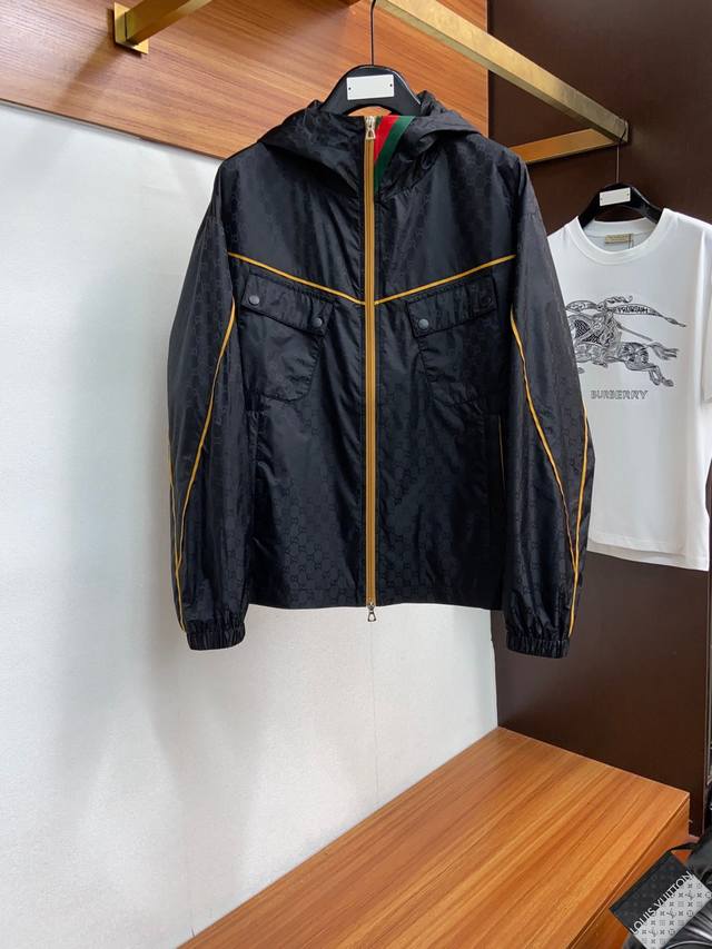 p370 Gucci/古奇 2025早春Gw专柜新款 Gucci家族年度高端系列 原单奢华时尚休闲男士高端连帽风衣外套夹克。 精致原单辅料+聚酯纤维面料，简洁原