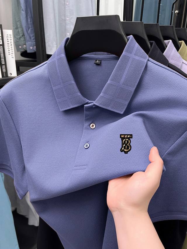 p170 巴宝莉 25年夏季新款男士丝光棉翻领Polo衫 【220克双面丝光棉100棉，表面立体珠新颖立体感强，底面平面织造舒适柔软亲肤，特色电脑领，下摆开叉，