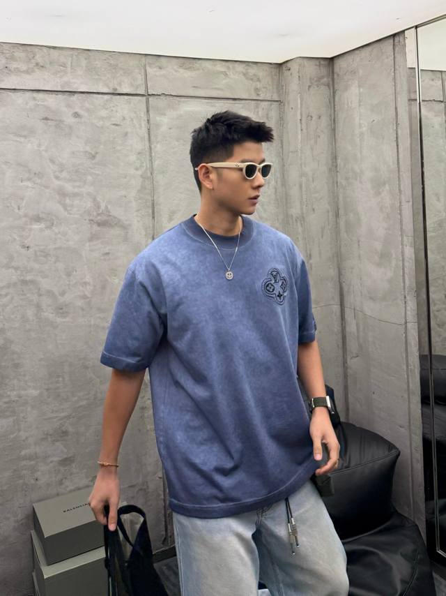 150 Lv 2025Ss春夏新款 炒色贴布绣圆领短袖T恤 高品质 手感柔软 定制面料 做工精细 男女同款 灰色 蓝色 S M L Xl Xxl