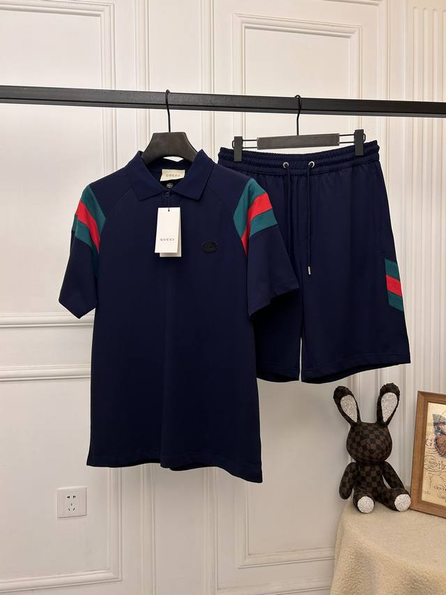 新品古驰Gucci专柜同款套装衣服P210,裤子P210可拆开出售、Gucci2025新款短袖+短裤套装，这款绝对是男装单品中的功勋主角之一，属于极为经典的代表