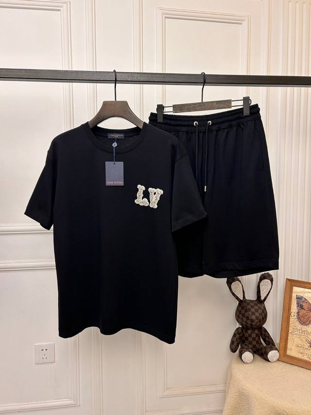新品Lv路易专柜同款套装衣服P210,裤子P210可拆开出售、Lv2025新款短袖+短裤套装，这款绝对是男装单品中的功勋主角之一，属于极为经典的代表作品，色阶值