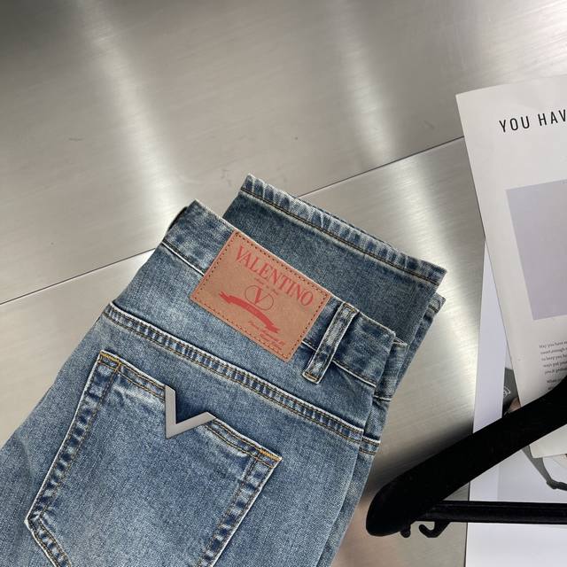 p270 -Vltn 25Ss火爆款牛仔裤 v五金标对版复刻 进口订制面料 奢华独家感品质爆品热卖 工艺+洗水外贸 品质感细节处理满满到位 这颜色绝对爱了爱了