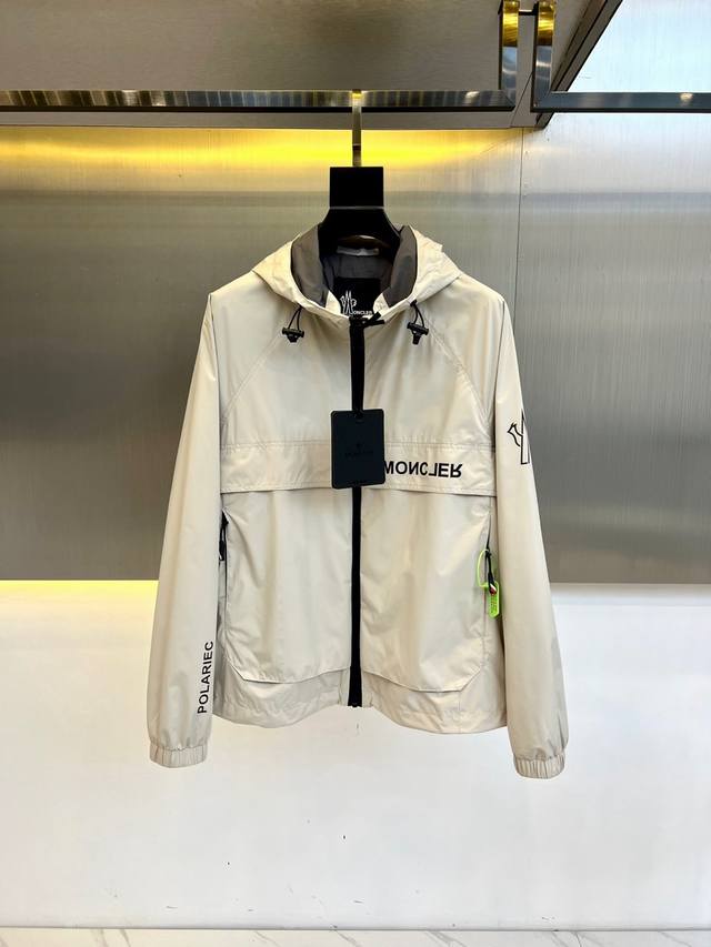 p490 Moncler蒙口、2025春夏款夹克外套。采用进口环保面料，防撕裂性能效果尤为明显！夹克版型简约大气，轻便舒适，处处精悍的工艺体现品牌独有的特点，左