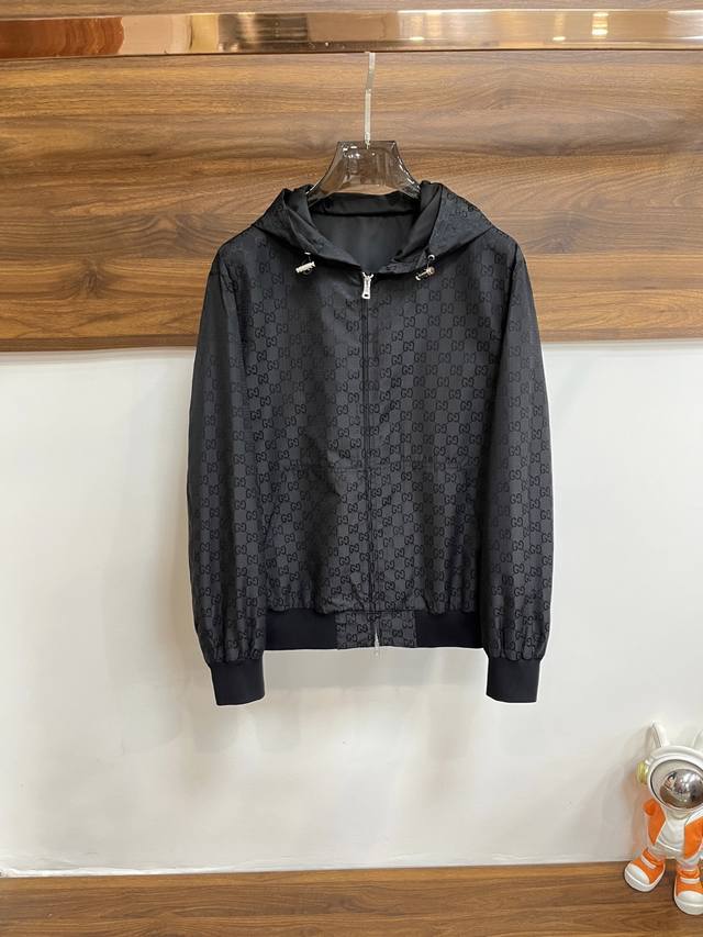 主推P460 Gucci 2025Ss早春新款发布古驰连帽夹克外套，春款外套！穿上就是舒适自在又显瘦的存在，慵懒而随性，结合干净简单的色系就特别耐看，适合日常穿