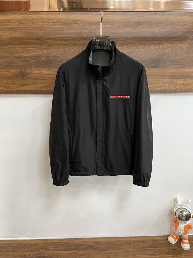 主推P470 Prada 2025Ss早春新款发布普拉达立领夹克外套，双面穿春款外套！穿上就是舒适自在又显瘦的存在，慵懒而随性，结合干净简单的色系就特别耐看，适