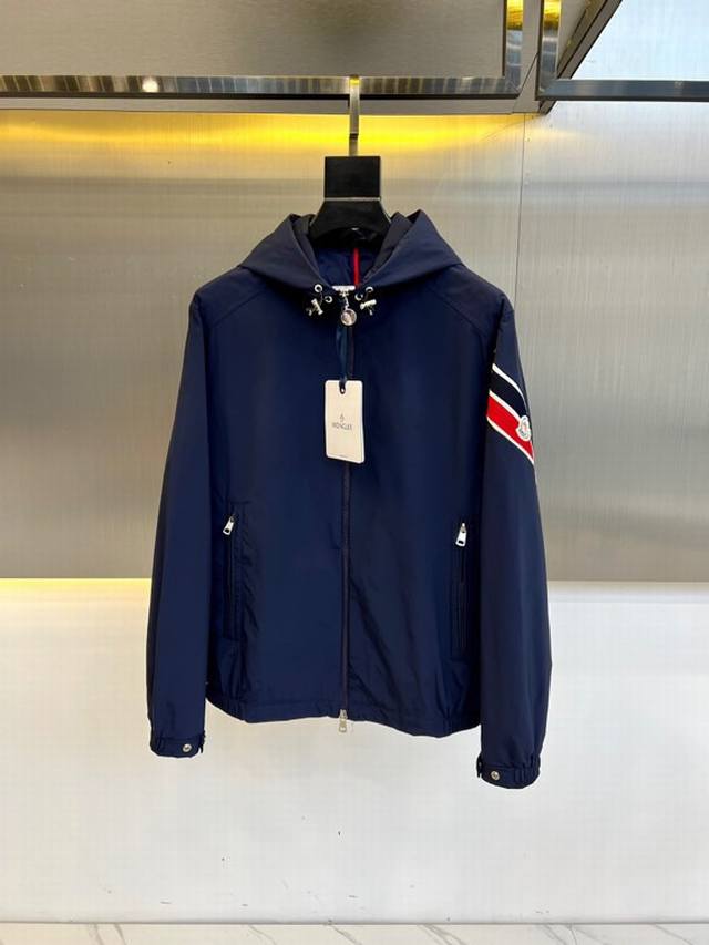 主推秘 P470 Moncler蒙口、2025春秋款男士Aolama系列黑色连帽三色饰边外套。采用进口环保面料，防撕裂性能效果尤为明显！夹克版型简约大气，轻便舒