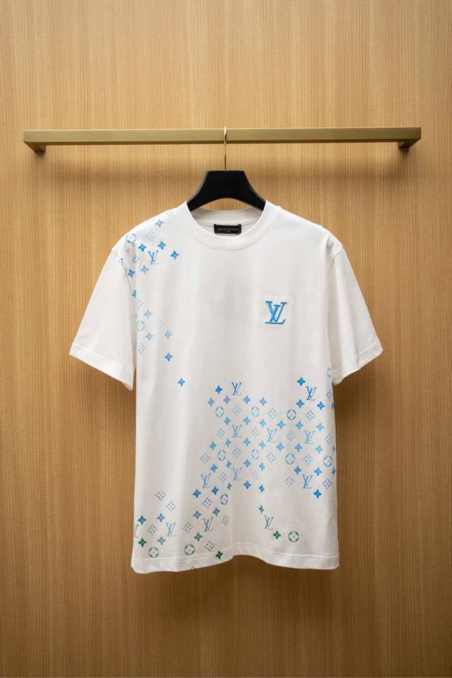 p210 20251V最新款T恤 胸前经典刺绣Logo 拼接满幅彩印设计 顶级纯棉面料 正常版型 白色 尺码：S~Xxl