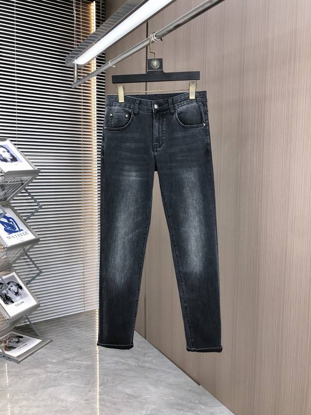 P260。范思哲。2025春夏高级时装感，超柔牛仔面料 , 浅色洗水牛仔裤。 面料很特殊，超细精仿棉纱混纺，超柔舒适感。 具备牛仔随性感 ,休闲感 ,6亦有轻松