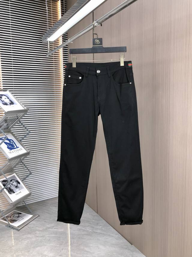 P260。Gucci。2025春夏高级时装感，超柔牛仔面料 , 浅色洗水牛仔裤。 面料很特殊，超细精仿棉纱混纺，超柔舒适感。 具备牛仔随性感 ,休闲感 ,6亦有