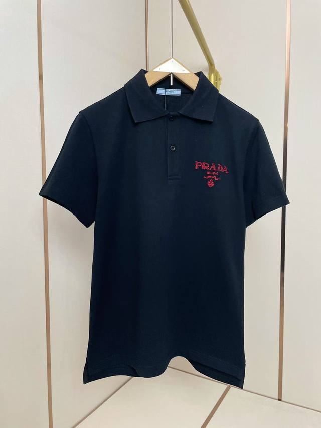 p160 普拉达红标刺绣Polo 精选珠地棉质面料打造 专属标识刺绣 图形丰富 层次感立体感更强 黑白双色 男女同款 码数S-Xxl