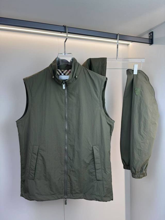 p560 Burberry 2025春夏新款拆卸外套 面布采用原版纱织的高级锦纶面料，质感和舒适性都较常规全锦料有很大区别，面料表面带有微皱肌理效果，上身会有很