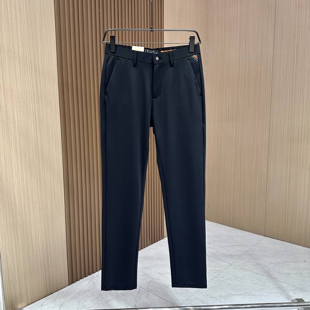 p220 【Zegna】杰尼亚 春夏新品，官网同步有售，男士高端商务休闲西裤，高端进口面料，带弹力，后兜采用今年最新款五金配件点缀，彰显了品牌特质，颇具西裤风味