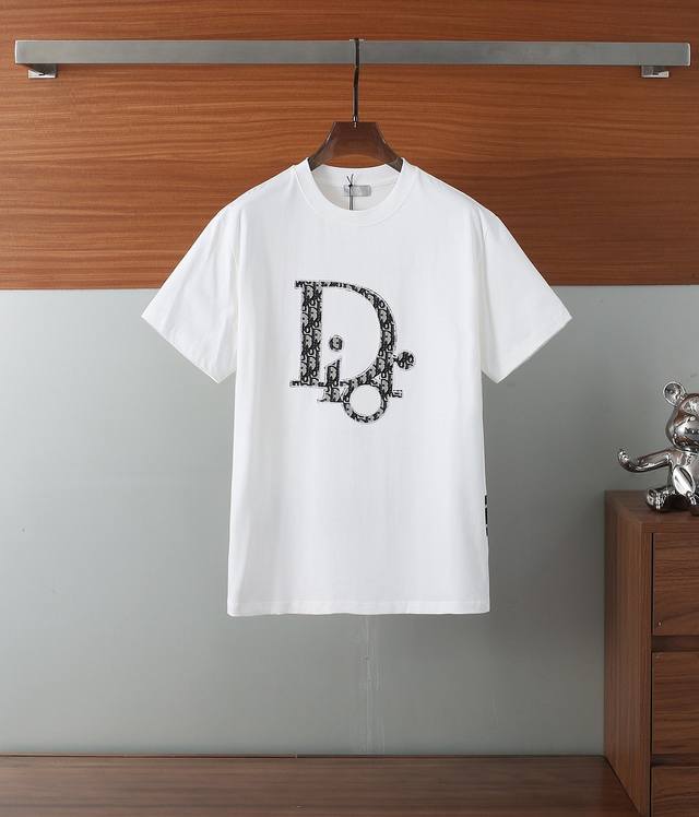 p140 Dior 迪奥 2025Ss夏季老花字母刺绣Logo圆领套头休闲短袖T恤 采用280克双纱纯棉面料 对色定染、面料螺纹同缸无色差。面料柔软抗皱纱线制成