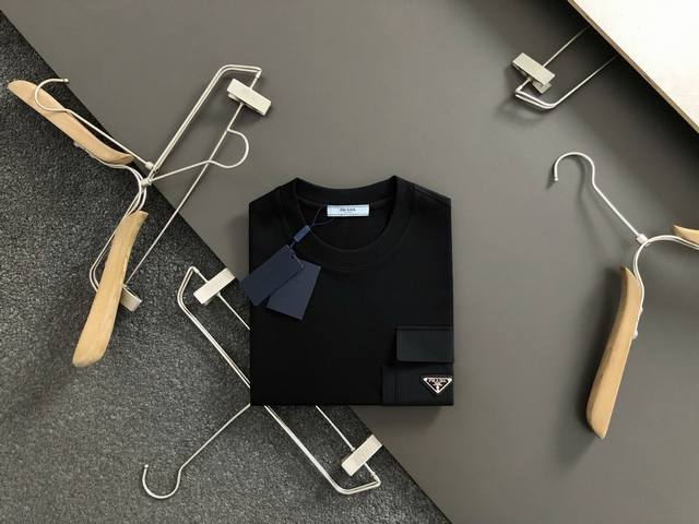 p210 Prad*微宽版型M-Xxxl 25春夏顶级黑色拼接面料款金属三角标口袋融合重磅经典短袖，精致工艺专柜面料，顶级元素融合打造，经典短袖3标齐全，潮男时