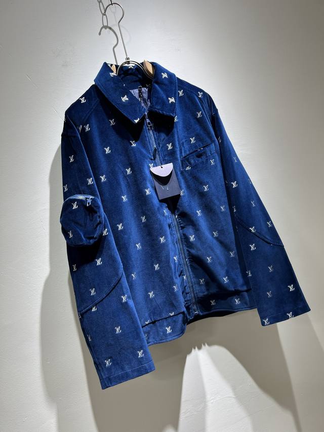 细节图！P380 Louis Vuit*On 路易*登 2025早春新款轻奢丝绒男女同款夹克外套！路易家族的新高端，细节品质永远的那么完美无瑕，创意设计层出不穷