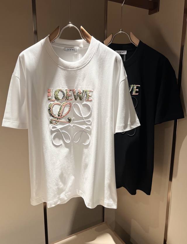p220 Loe*We罗*威 2025春夏新款男女同款短袖T恤，意大利原厂订单渠道，极具个性高级风，标志Logo图案刺绣工艺设计！情侣款纯棉短袖T恤！！最新时尚