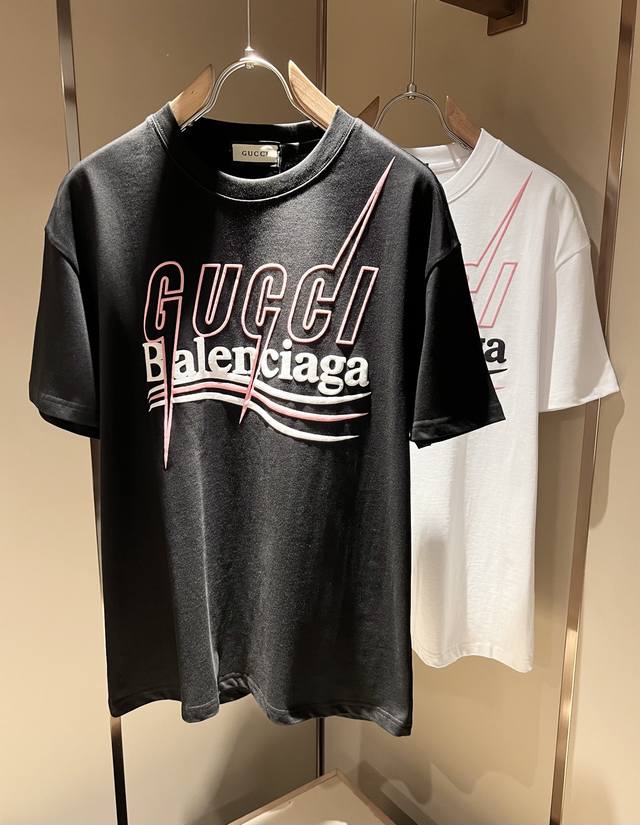 P210 Gucc*古家 联名巴黎 2025春夏新款男女同情侣款休闲宽松棉质圆领短袖T恤衫！贸易公司渠道稀出，同步官网发售 ！ 2025春夏最新系列，经典时尚设