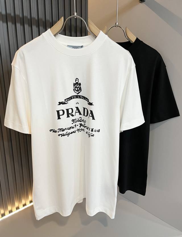 p200 Prad*A普*达2025春夏新款男女同款短袖T恤，最新款全网独家首上！！~既经典有时尚百搭，谁不爱啊，将经典再次展现，非常的耐看，自带低奢光环与辨识