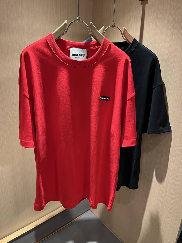 p210 Miumiu 谬谬2025春夏新款男女同款短袖T恤，品牌最新设计元素！既不单调也不复杂,恰到好处的展现品味！客供顶级刺绣Logo设计！舒适吸汗透气根本