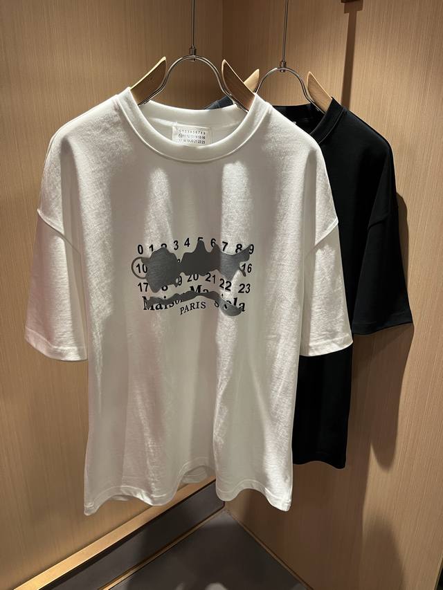 p210 马吉拉 Maison Margiel 2025春夏新款男女同款短袖T恤，专柜同步发售！定制专属洗水纯棉面料，胸前Logo图案印花设计！简约大方，从容百