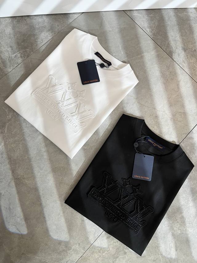 P230 Louisvuitt*路易*登 2025春夏全新系列单品上线，非常时髦前卫的一款男女同款短袖T恤，标识Logo图案刺绣修饰！区别于以往的不同，宣示品牌