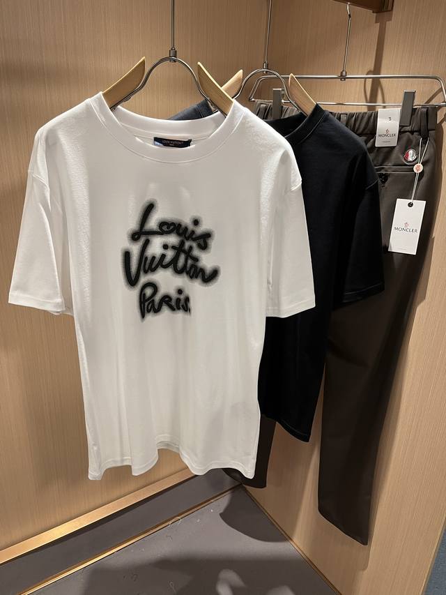 p200 Louisvuitt*路易*登 2025春夏全新系列单品上线，非常时髦前卫的一款男女同款短袖T恤，标识Logo图案印花工艺修饰！区别于以往的不同，宣示