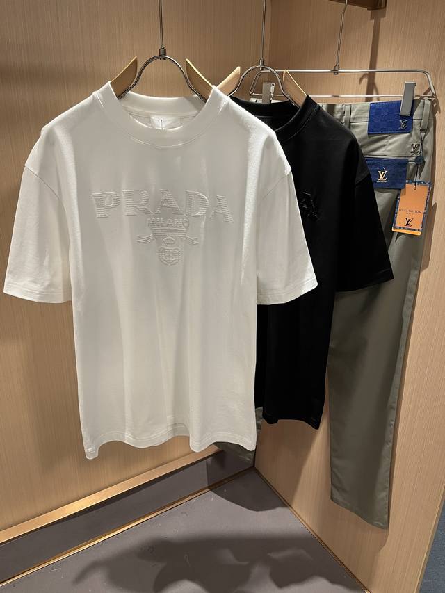p220 Prad*A普*达2025春夏新款男女同款短袖T恤，最新款全网独家首上！！~既经典有时尚百搭，谁不爱啊，将经典再次展现，非常的耐看，自带低奢光环与辨识
