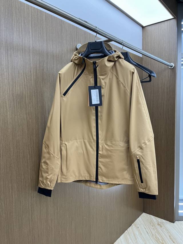 p660 Zz 高品质爆款首发 2025春夏新款男士夹克外套，时尚休闲高端版本！专柜定制面料 透气舒适度高，细节无可挑剔，品牌元素设计理念，体现高品质。手感细腻