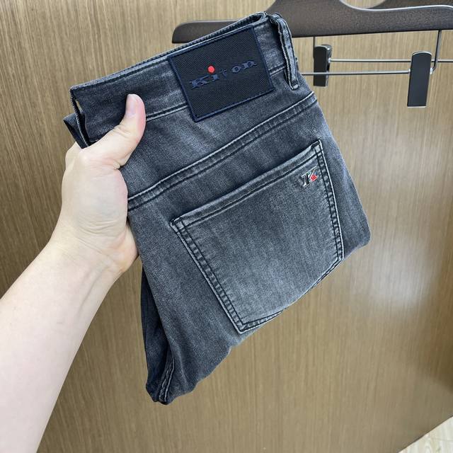 新款 P250 Kiton 高端定制 2025Ss早春新款原单爆款牛仔裤 超级定制款 原版五金 超级重工工艺 版型超赞，细节做工无可挑剔！款式不挑人，特别高档，