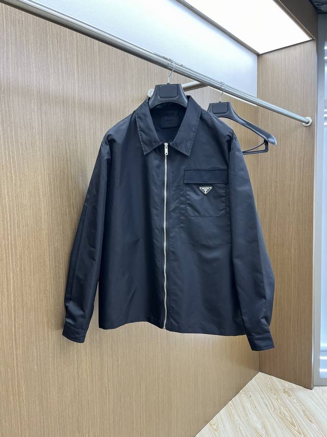p390 Pd 2540开春新款男士翻领夹克外套，高定专柜面料 透气舒适度高，细节无可挑剔，品牌元素设计理念，做工考究工艺复杂，专业代购级体现高品质。Lz手感细