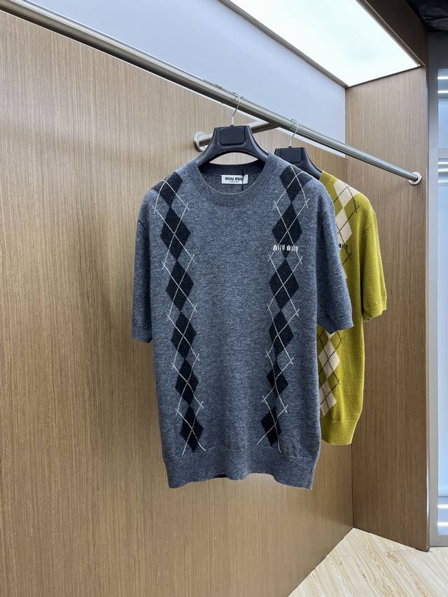 p300 Miu Miu 缪缪2025新款羊毛菱格提花圆领短袖套头针织半袖男女同款 这款羊绒毛衣采用精致的嵌花针织呈现菱形图案。Miu Miu徽标增添标志性元素