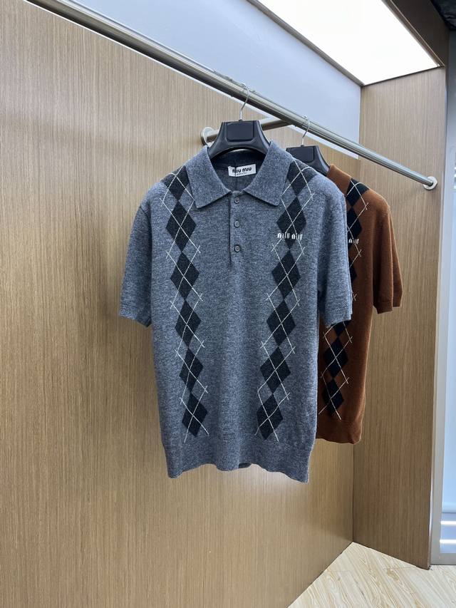 p340 Miu Miu 缪缪2025新款菱形字母微标短袖针织衫Polo衫毛衣男女同款 这款羊绒短袖针织Polo衫饰有精致的嵌花针织菱形图案。Miu Miu徽标